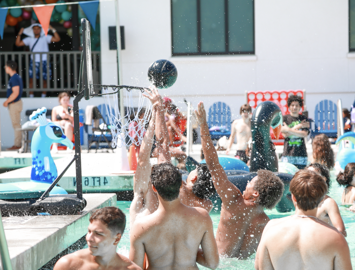 Hoop it up: First years gather in the shallow end to play pick-up basketball in the pool during the 欢迎周末 Pool Party on August 24, 2024. / Photo by Ashleen Rai ’26